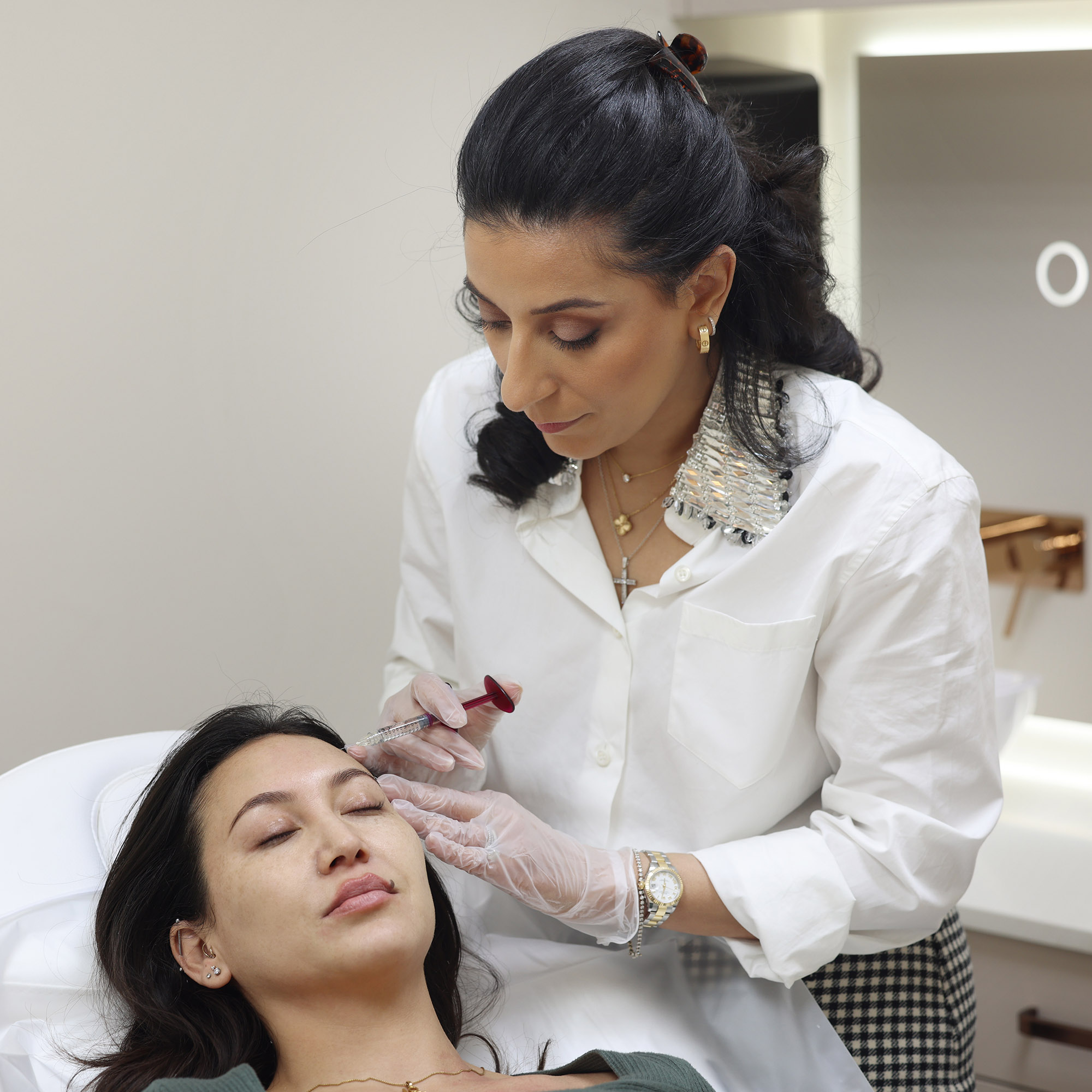 forehead fillers being injected into the forehead of a woman
