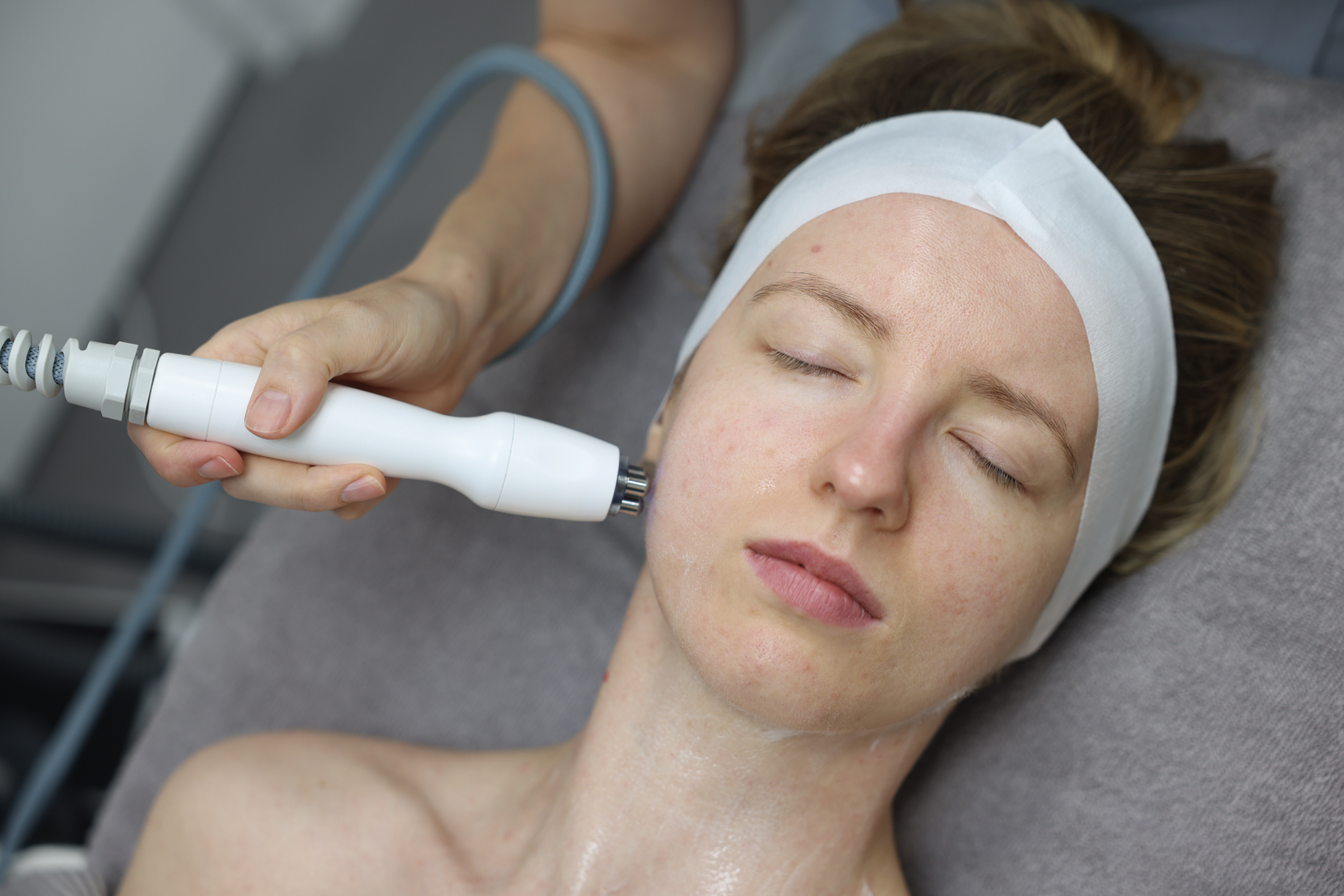 Using 3Juve radiofrequency device in OmniSculpt RF skin tightening facial
