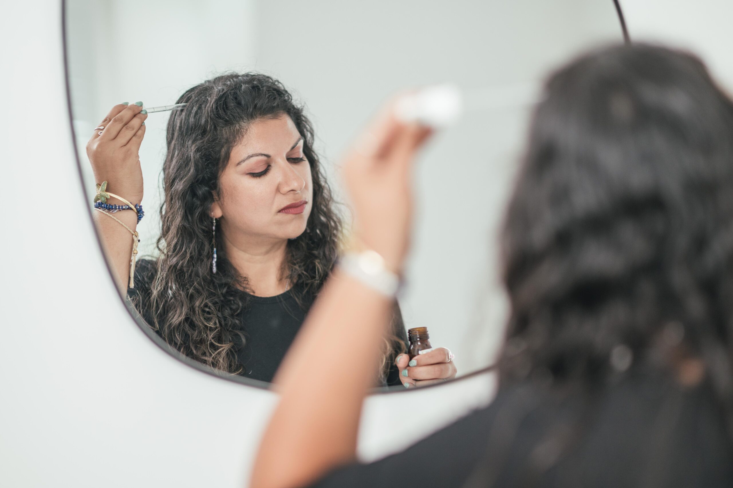 Patient puts on customised and prescription hair tonics after fagron test