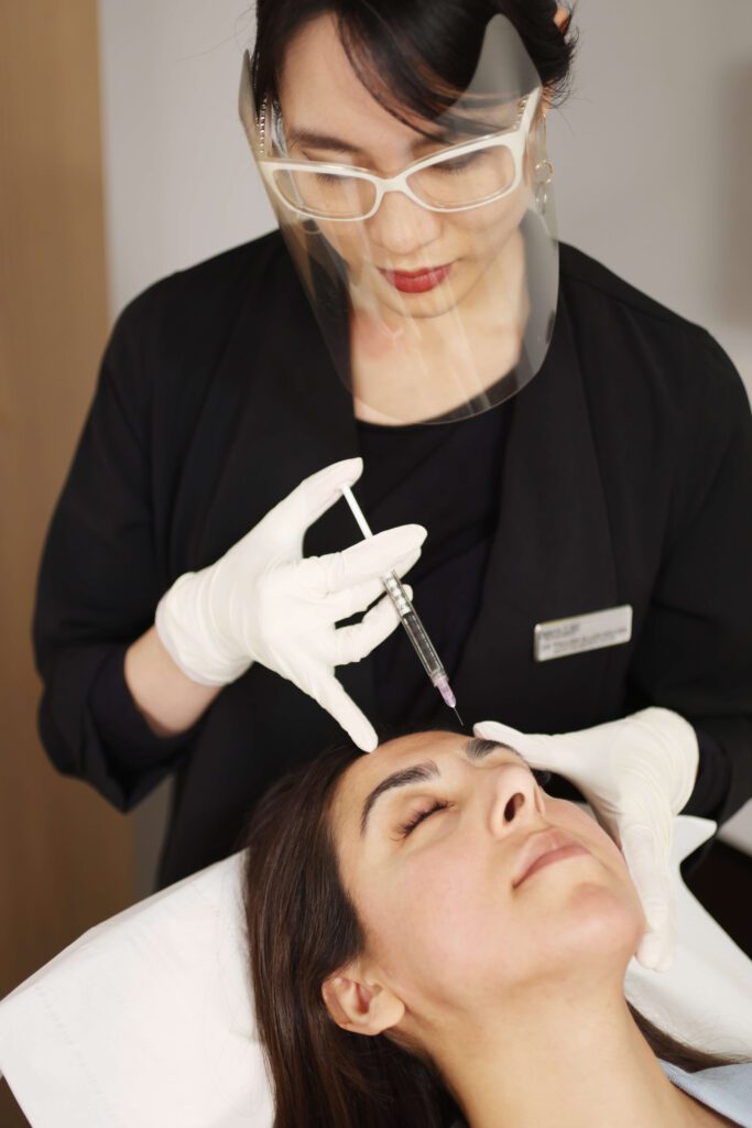 dr thu linh performing forehead botox