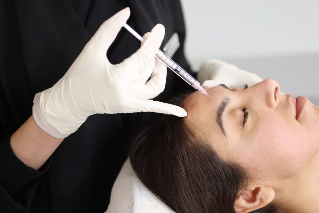 dr thu linh performing forehead botox